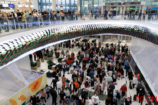 德克萨斯州休斯敦的乔治·布什洲际机场，运输安全管理局检查站排队情况。