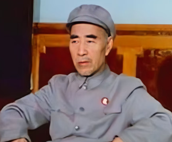 江青再三坚持把林彪的名字写入党章，强调道：这样可以使别人没有觊觎之心