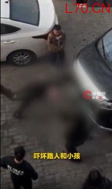 河南一男子用头多次撞击车辆