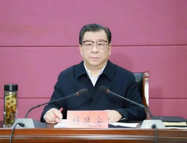 公布个人手机号的原市委书记主动投案，6天前还在主持工作会议