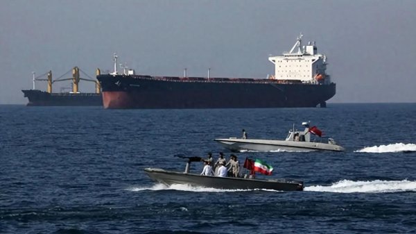 数十艘商船和油轮通过霍尔木兹海峡, 释放出什么信号?